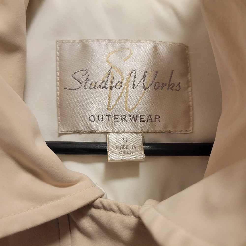 Women's Jacket - Picture 2 of 4